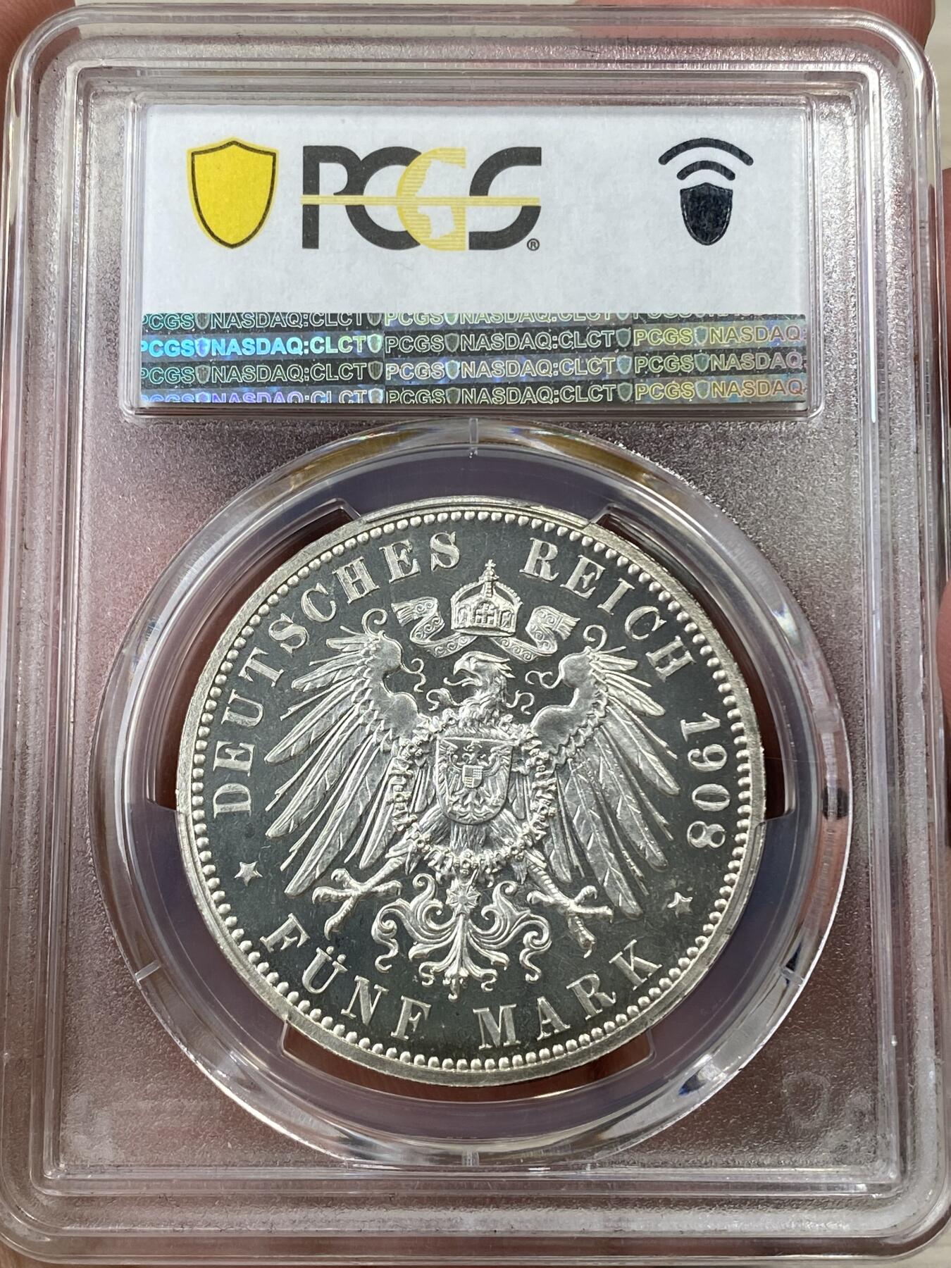 万国钱币拍卖第050期（万国五十期纪念大拍） PCGS PR66DCAM 1908年德国汉堡自由市长翅精致5马克 银霜喷砂纯黑底板  水波纹精制镜面 经典的自由市双狮邦徽 如洁白银雪一般的精制颗粒感裹身 甚至超越现代币工艺的视觉享受 无法言语的极致美感 只有实物上手才能完全感受其震撼