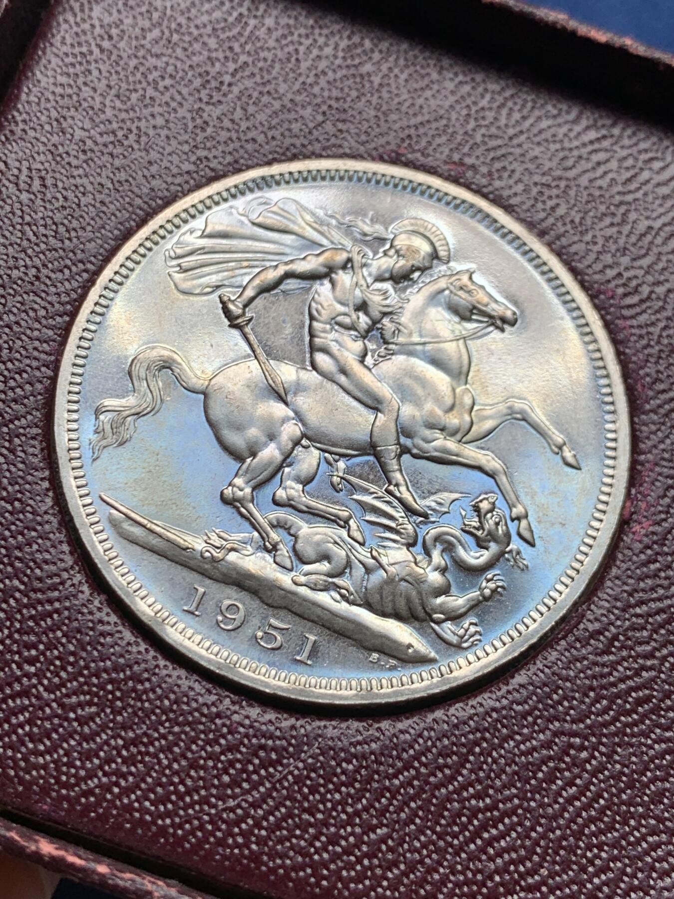 《竞宝斋》第405场 周日，周一，2场连拍 （全场包邮） 英国1951镍马剑乔治六世克朗 带红色原盒