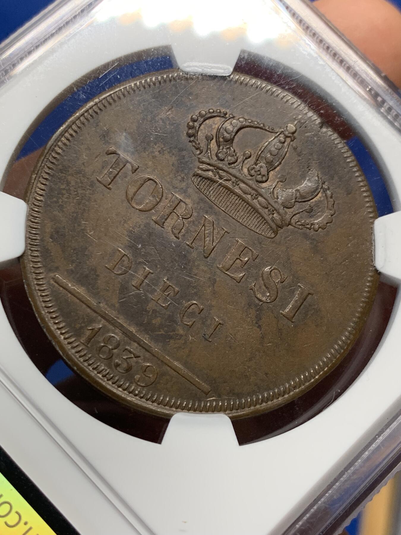 《竞宝斋》第405场 周日，周一，2场连拍 （全场包邮） NGC AU58BN 唯一冠军分 意大利1839年那不勒斯&西西里10T大铜币，非常稀少的品种，大特年，60分书价2000美元，XF品书价都高达1200美元，大拍上都难得一遇的品种。58即为最高分，冠军品质