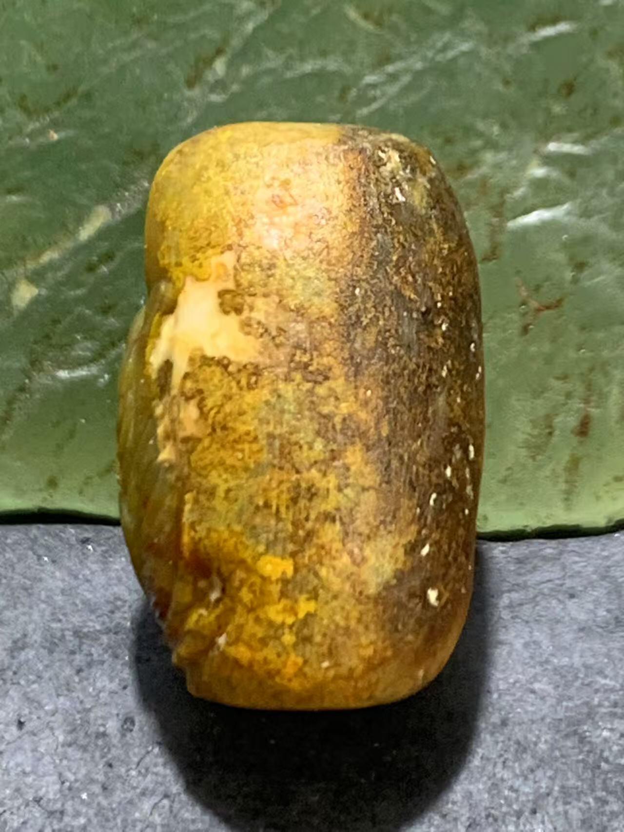 精美亚光草花纹战国红玛瑙手工俏色巧雕天鹅桶珠一颗！