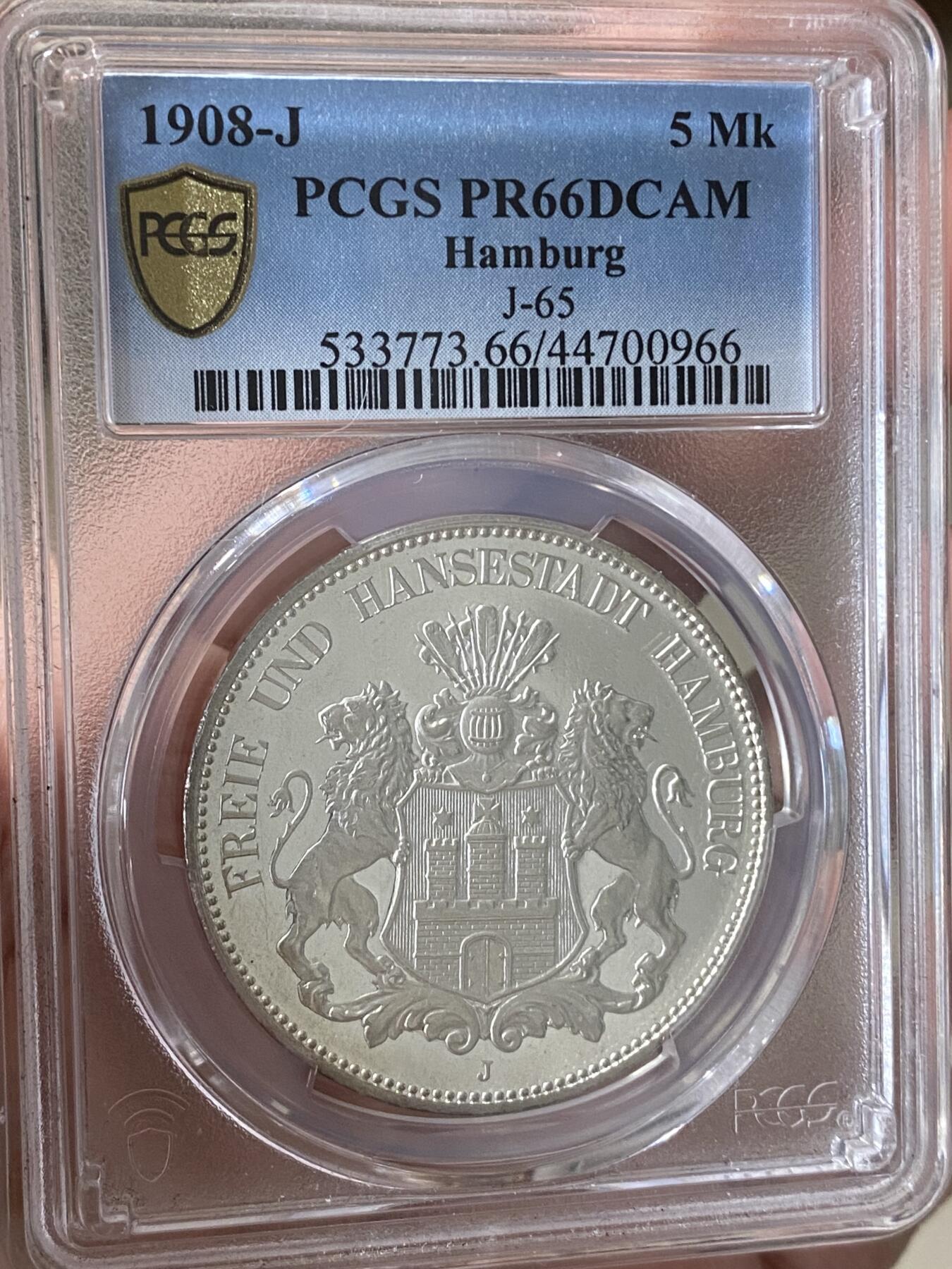 万国钱币拍卖第050期（万国五十期纪念大拍） PCGS PR66DCAM 1908年德国汉堡自由市长翅精致5马克 银霜喷砂纯黑底板  水波纹精制镜面 经典的自由市双狮邦徽 如洁白银雪一般的精制颗粒感裹身 甚至超越现代币工艺的视觉享受 无法言语的极致美感 只有实物上手才能完全感受其震撼