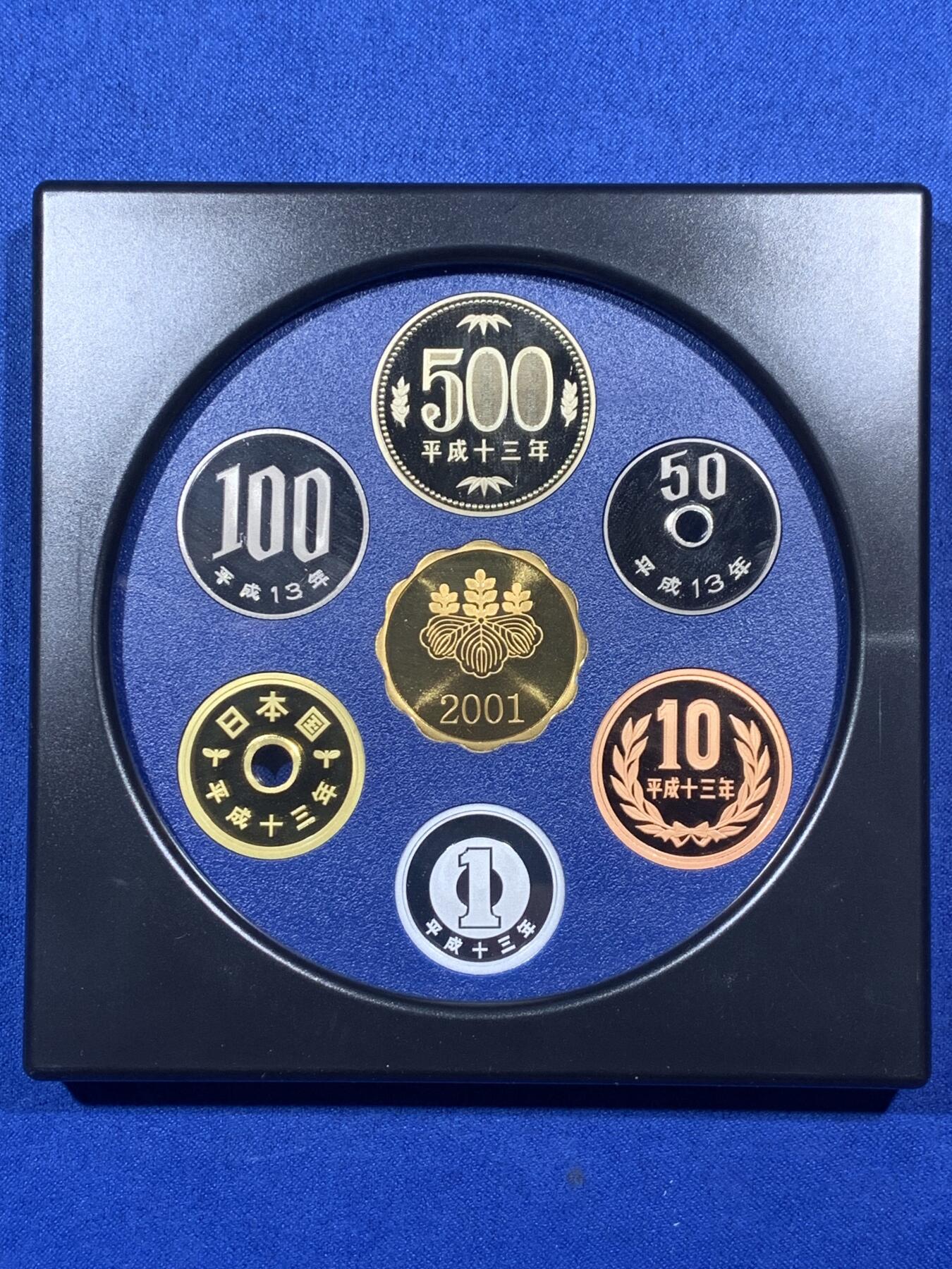 《竞宝斋》第405场 周日，周一，2场连拍 （全场包邮） 日本2001年官方精制套币，含一枚镀金龙洋银章。