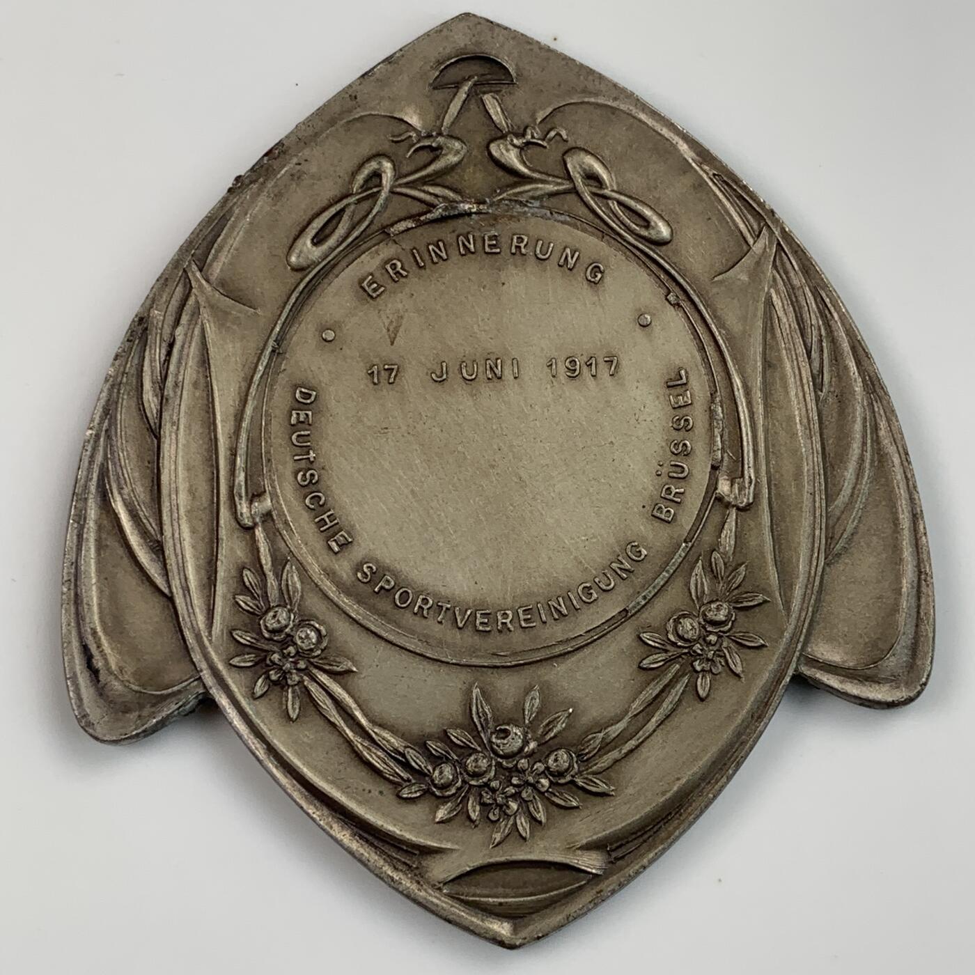掌中浮雕-藏着的欧洲第032场 1917年一战布鲁塞尔德国体育协会奖章    58 X 63mm，重46.23g，铜镀银制； 此枚奖章于1917年6月17日颁发