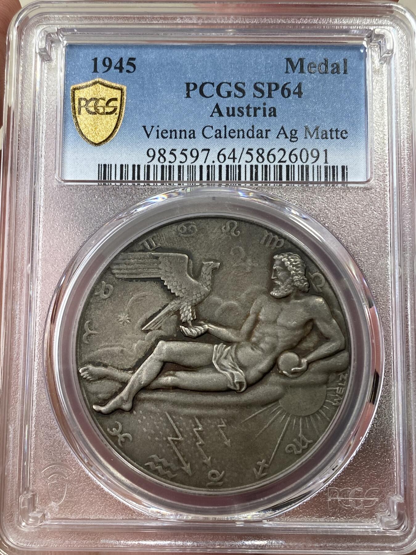 万国钱币拍卖第050期（万国五十期纪念大拍） PCGS SP64 1945年德国（含奥地利）民族社会主义工人党帝国末年星座日历大银章 背面书：GEBURTSTAG DES FUHRERS 20.APRIL 庆祝4月20日及经典万字 众神之神宙斯左手持宝球右手站着帝国鹰 目视着帝国的余辉 同年4月苏联红军攻入柏林 三帝国灭亡  40MM 20.18G