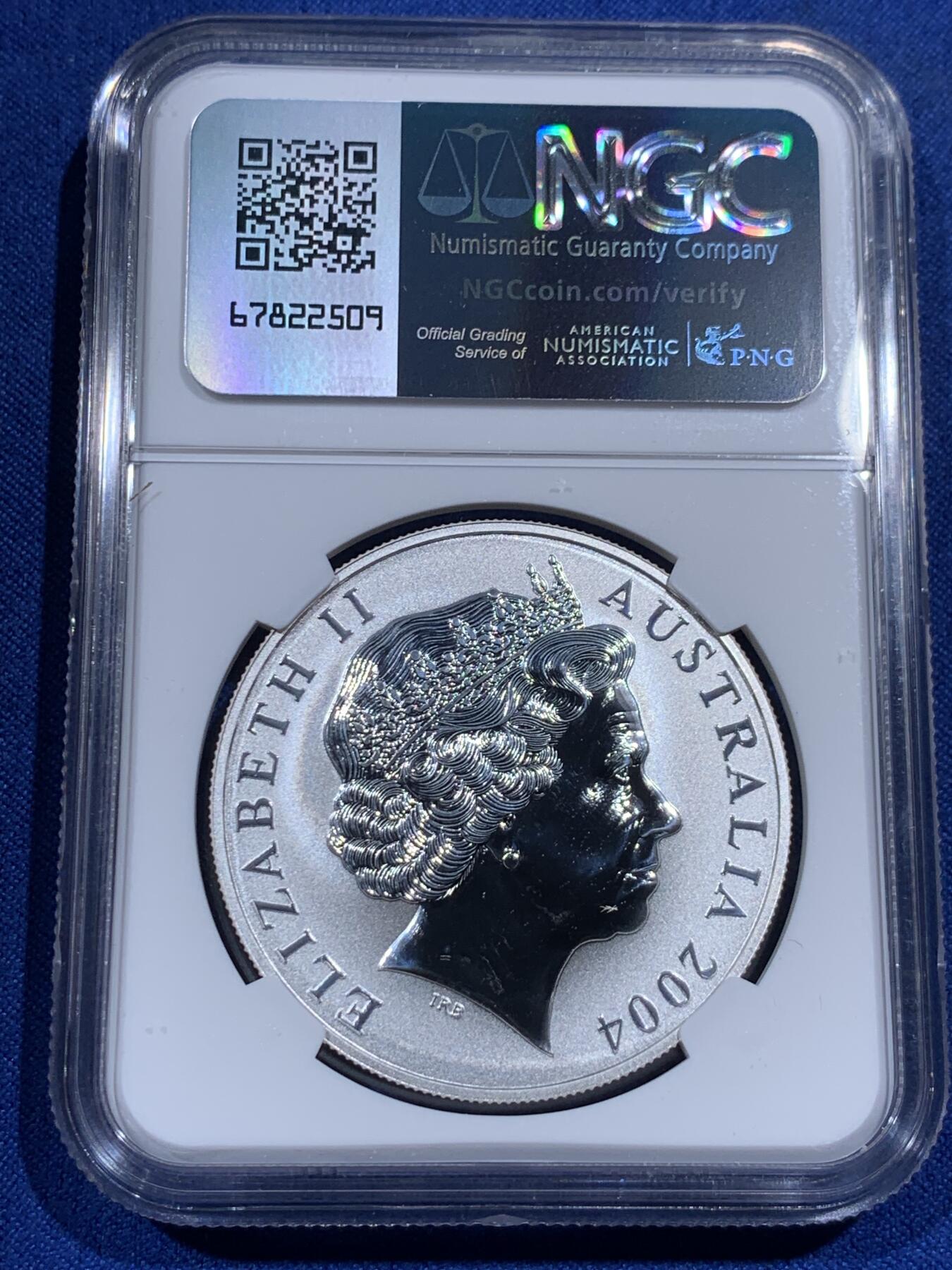 《竞宝斋》第405场 周日，周一，2场连拍 （全场包邮） NGC MS69 澳大利亚2004年发行的镀金红袋鼠-1澳元（克劳斯2004年世界硬币大奖赛之最佳银币获奖币，999银，40MM币径，发行量12500枚，盒证齐全）