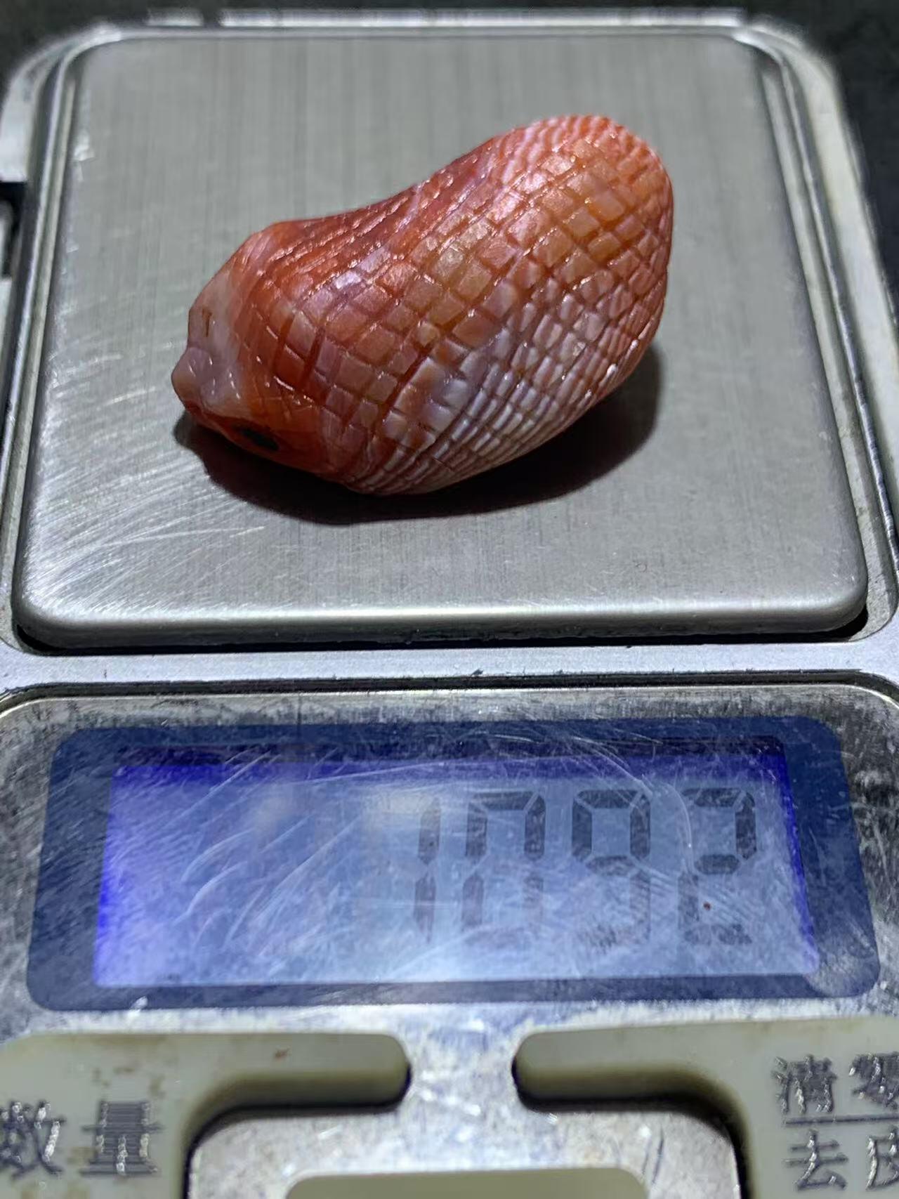 精美亚光川料南红玛瑙手工雕刻眼镜蛇吊坠一个