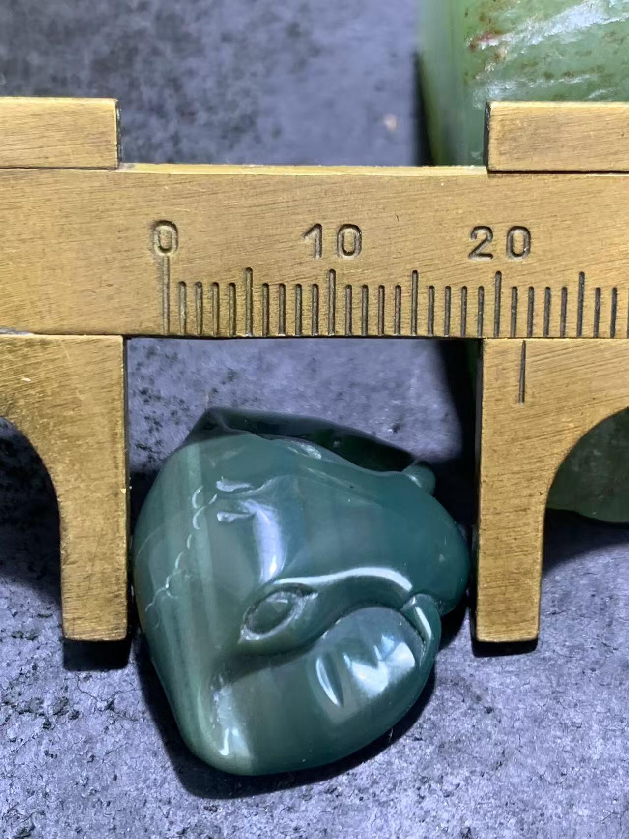 精美戈壁绿碧玉手工雕刻象神吊坠一个！