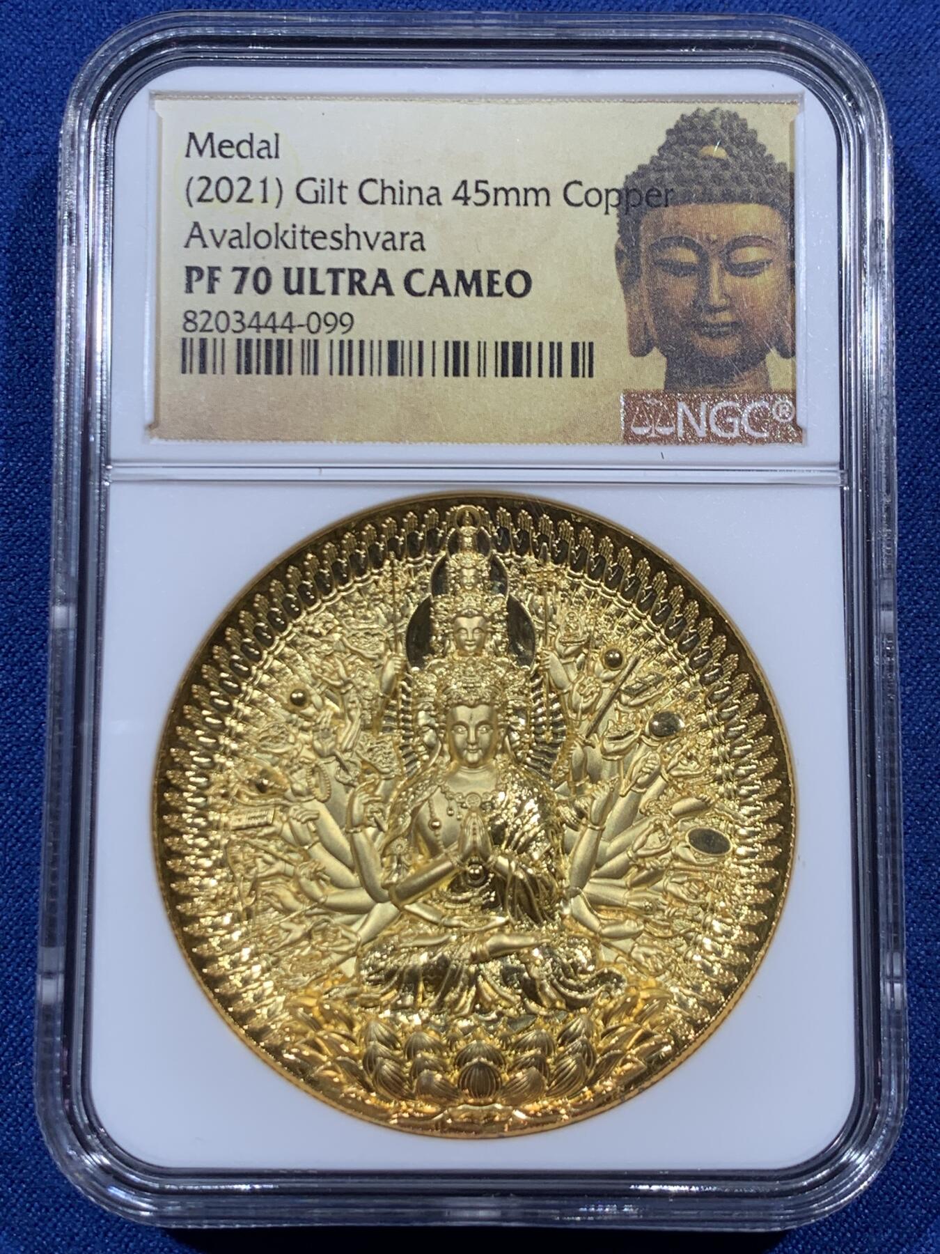 《竞宝斋》第405场 周日，周一，2场连拍 （全场包邮） NGC PF70UC 中国2021观世音菩萨镀金铜章 45mm大尺寸 佛祖标签 正面是千手观音像 背面刻有般若波罗蜜多心经 加厚盒