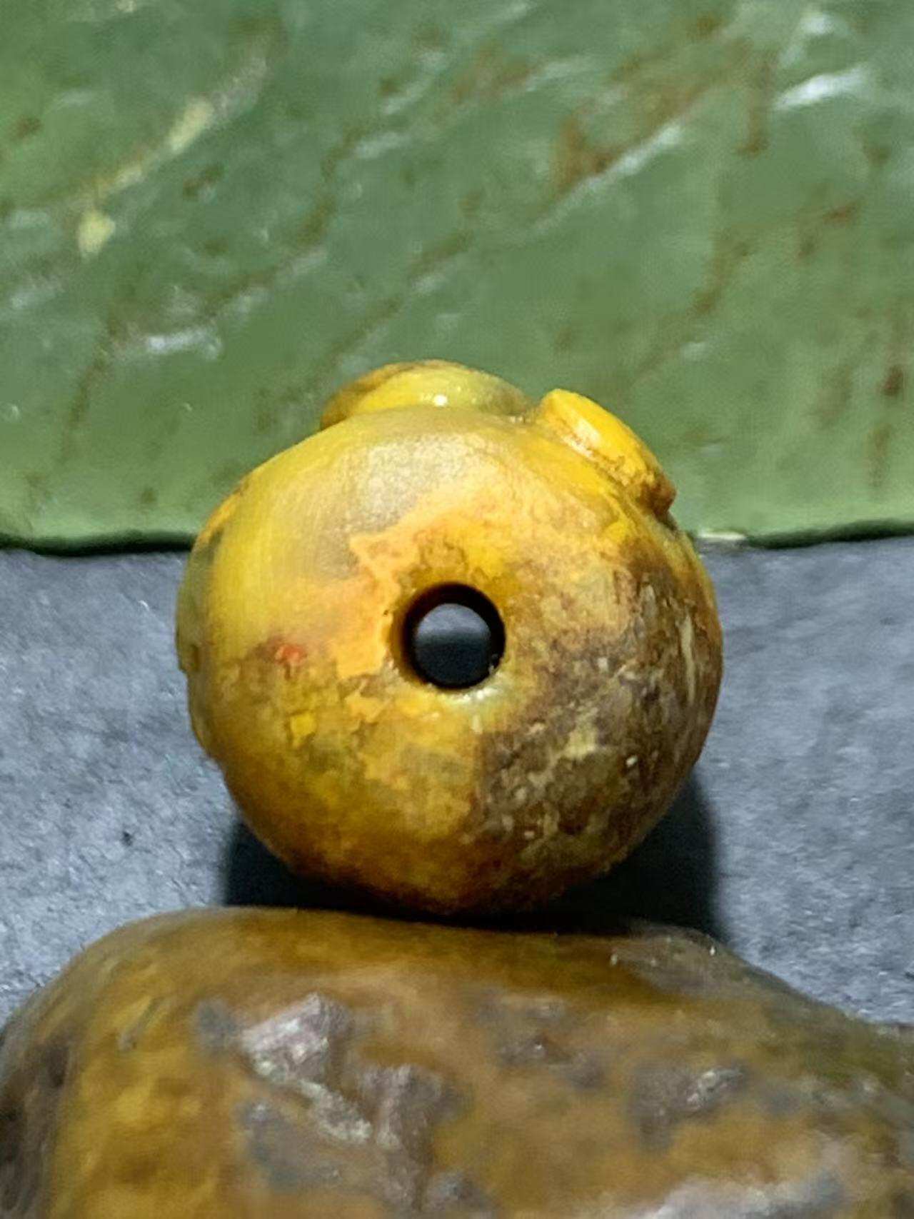精美亚光草花纹战国红玛瑙手工俏色巧雕天鹅桶珠一颗！