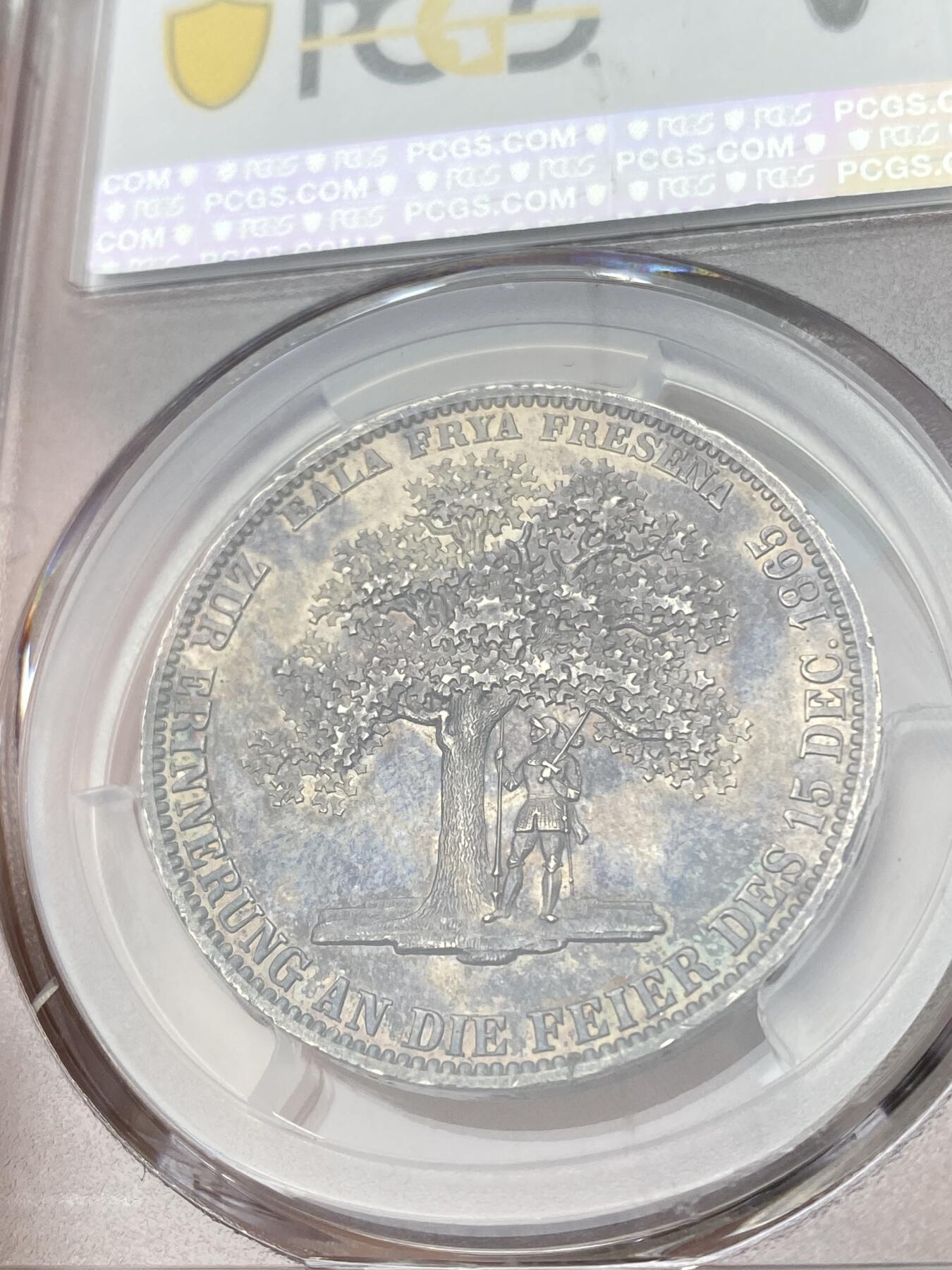 万国钱币拍卖第050期（万国五十期纪念大拍） PCGS MS61 1865年德国汉诺威弗里斯兰橡树箴言泰勒 仅发行2000枚的联合泰勒大名誉品 高点状态异常出彩 深度欧陆红酒色包浆