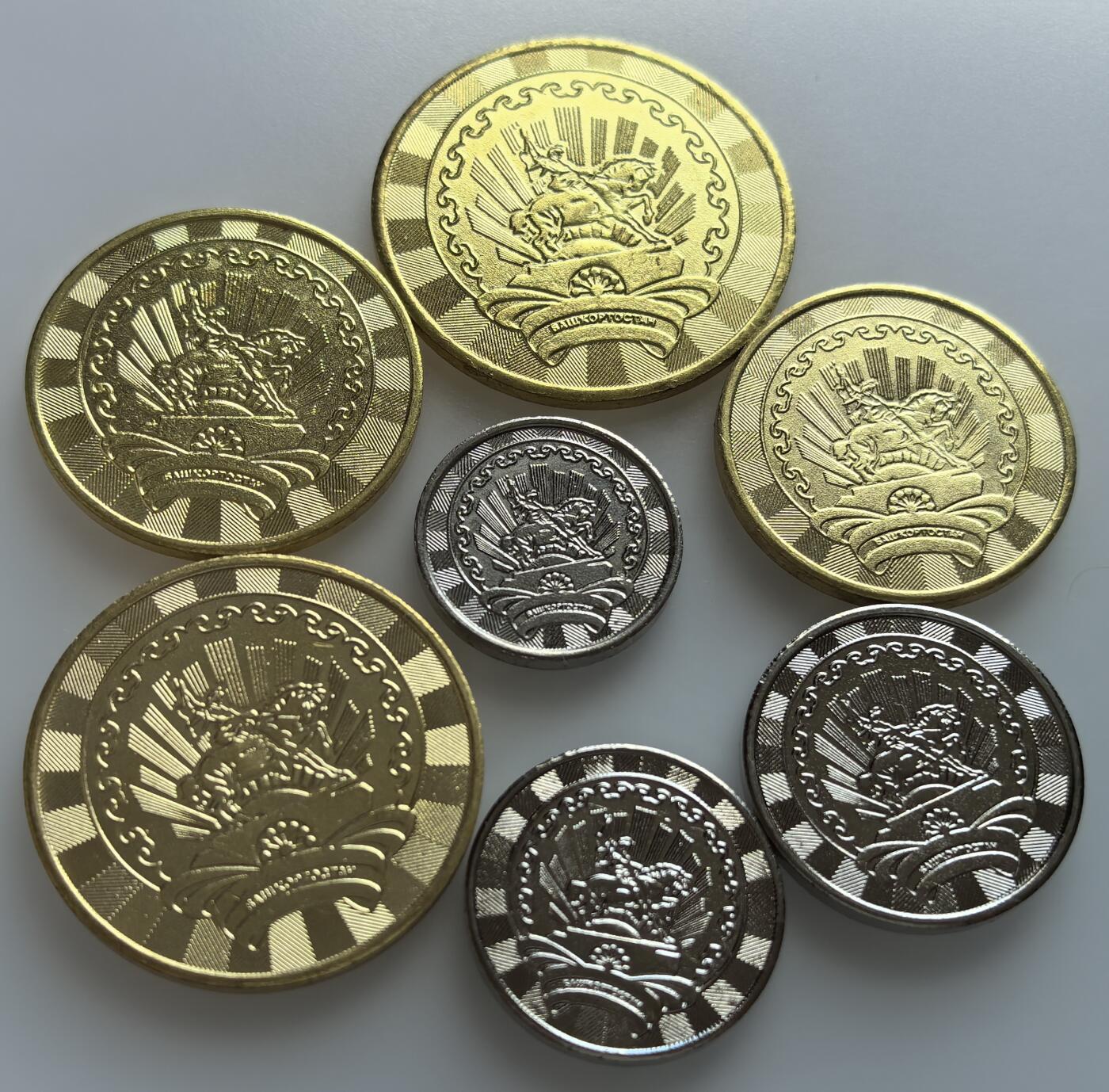 外国优质老铜币纪念章银币，周六晚上九点倒数截拍，满百包邮，可寄存半年，喜欢朋友微信扫描二维码可直接参拍 俄罗斯巴什科尔托斯坦共和国动物纪念套币
