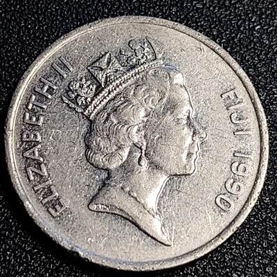 泉币菌-第64场-精品场 少见 英属斐济 1990年20分 鲸鱼牙护身符 女王 高冠 铜镍币  28.5mm 