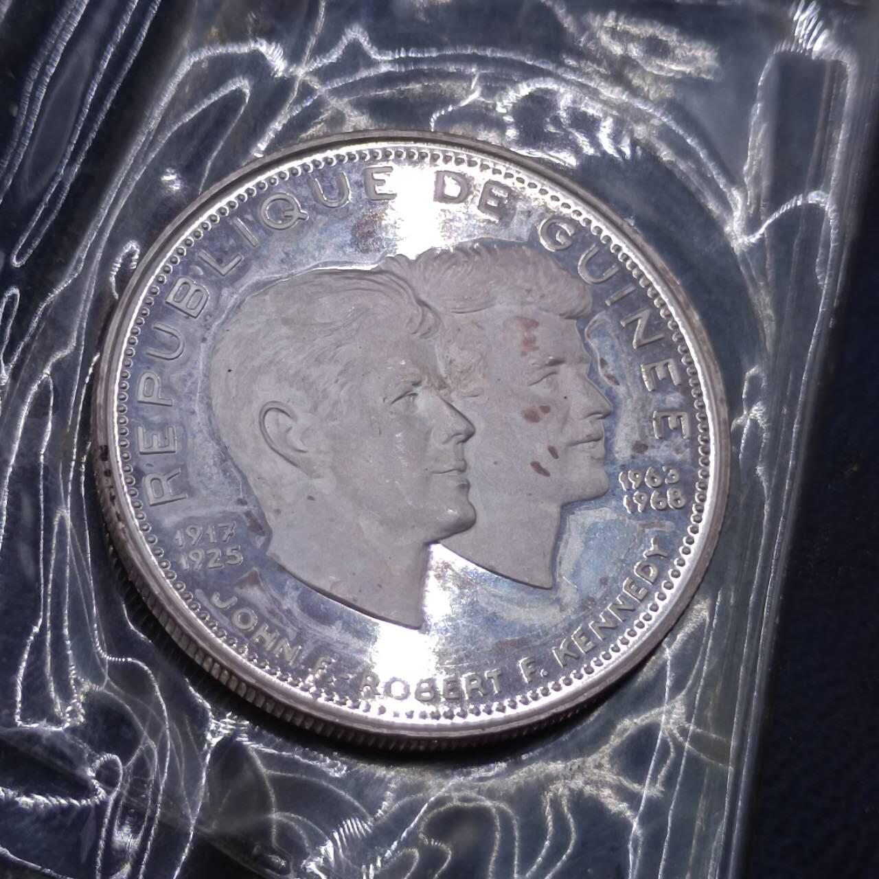 【淘币小摊】实时拍第七百九十九拍   银币套币场   满百包邮可预留二周 每周一统一发货   几内亚1969年200法郎肯尼迪精制银币豹纹小钱包