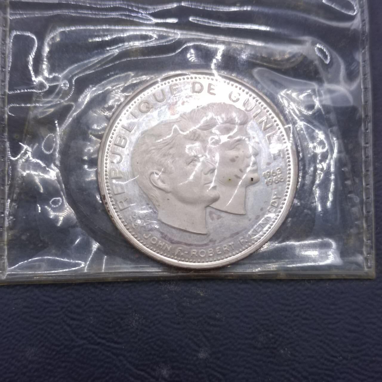 【淘币小摊】实时拍第七百九十九拍   银币套币场   满百包邮可预留二周 每周一统一发货   几内亚1969年200法郎肯尼迪精制银币豹纹小钱包