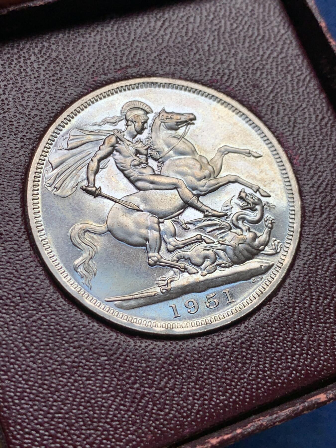 《竞宝斋》第405场 周日，周一，2场连拍 （全场包邮） 英国1951镍马剑乔治六世克朗 带红色原盒
