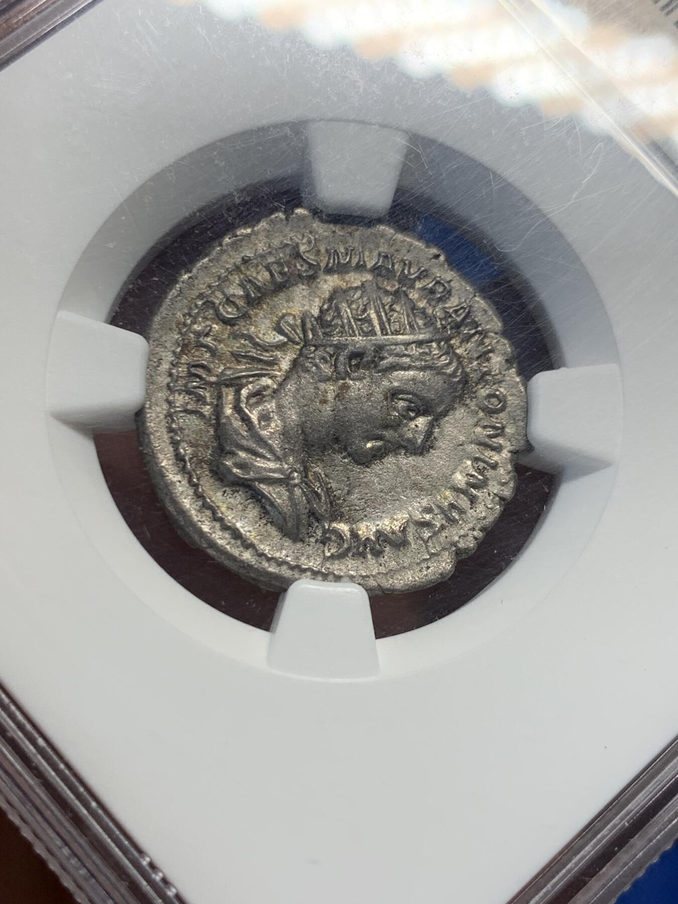 《竞宝斋》第405场 周日，周一，2场连拍 （全场包邮） NGC CHXF 5/4 古罗马帝国塞维鲁王朝，埃拉伽巴路斯银币，1安东尼安（相当于2狄纳里），公元218-222年，重5.21克，这个重量还是比较少见的，背面女神还发着蓝色的包浆光彩，实物漂亮。