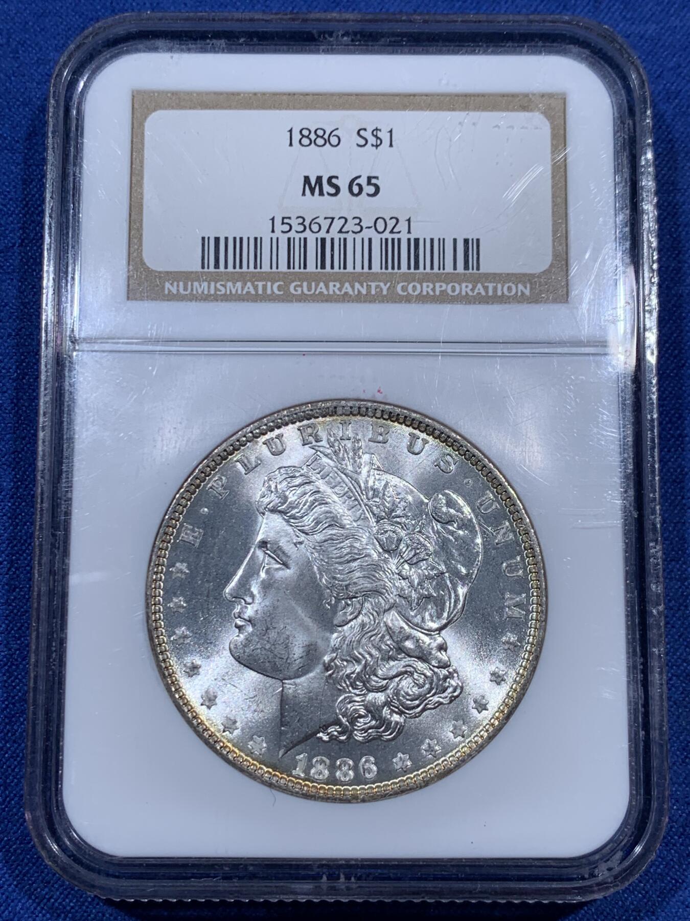《竞宝斋》第405场 周日，周一，2场连拍 （全场包邮） NGC MS65 美国1886年摩根1美元银币 犀利转光