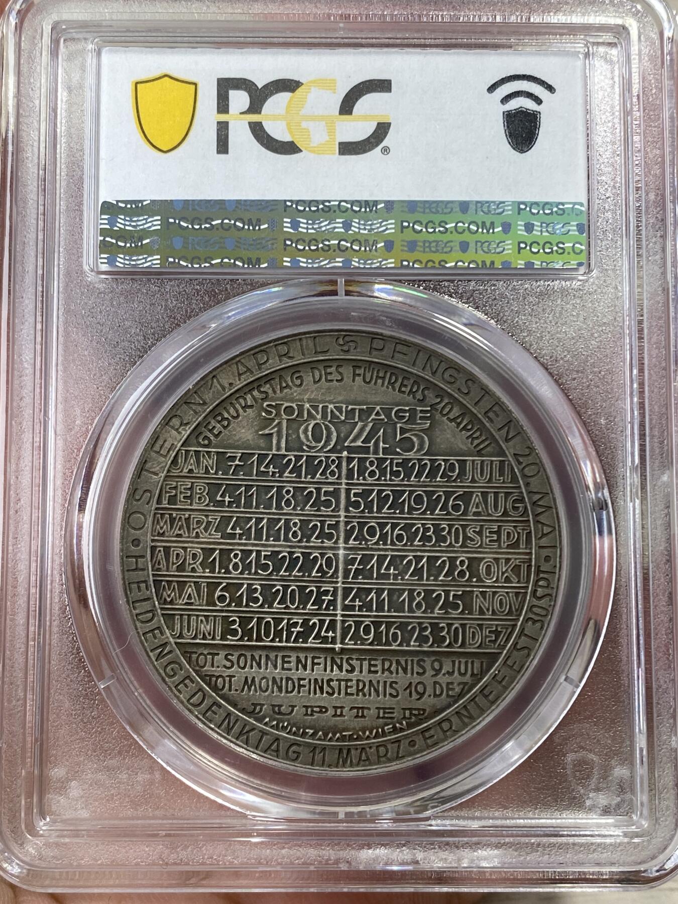 万国钱币拍卖第050期（万国五十期纪念大拍） PCGS SP64 1945年德国（含奥地利）民族社会主义工人党帝国末年星座日历大银章 背面书：GEBURTSTAG DES FUHRERS 20.APRIL 庆祝4月20日及经典万字 众神之神宙斯左手持宝球右手站着帝国鹰 目视着帝国的余辉 同年4月苏联红军攻入柏林 三帝国灭亡  40MM 20.18G