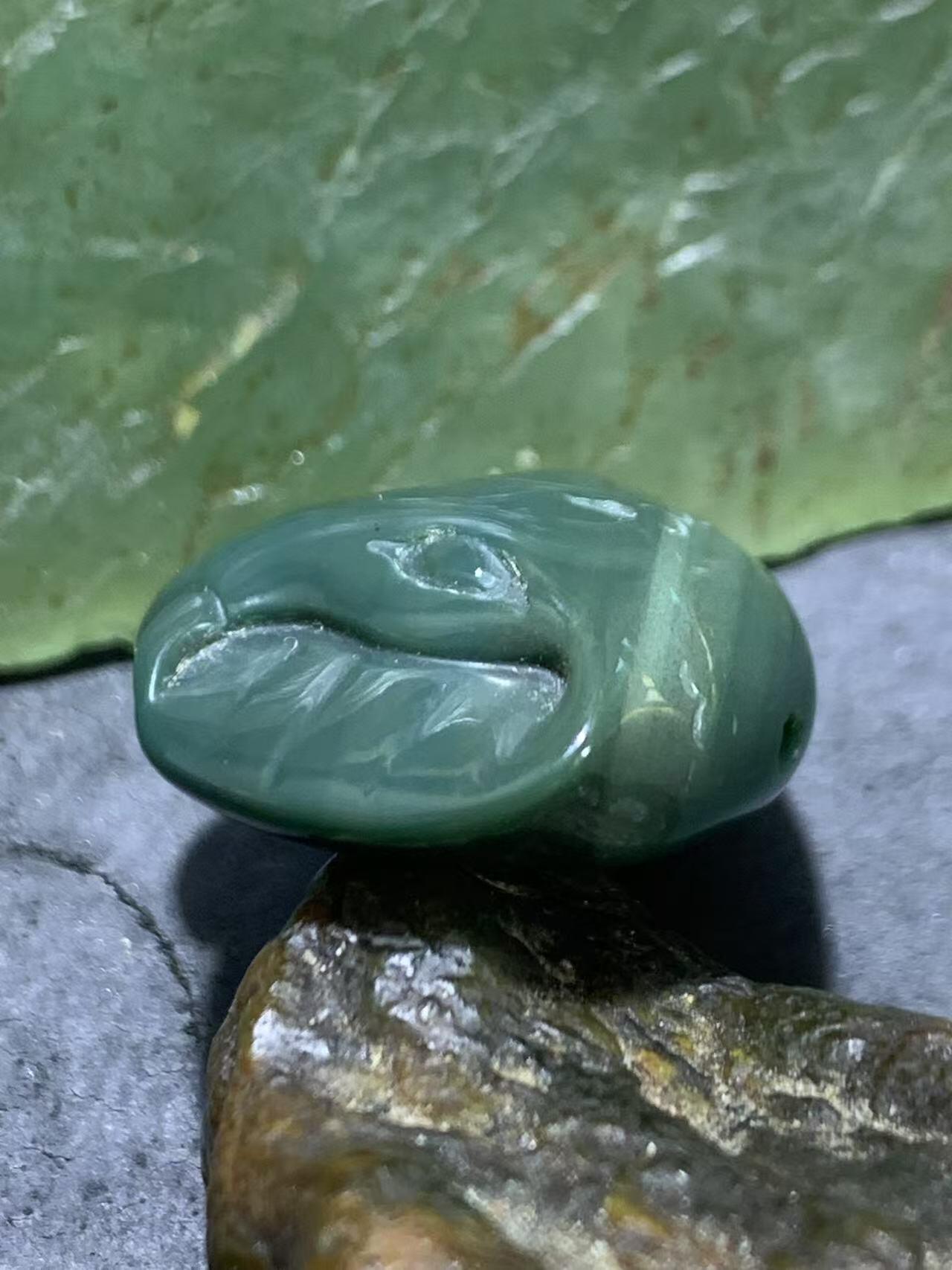 精美戈壁绿碧玉手工雕刻象神吊坠一个！