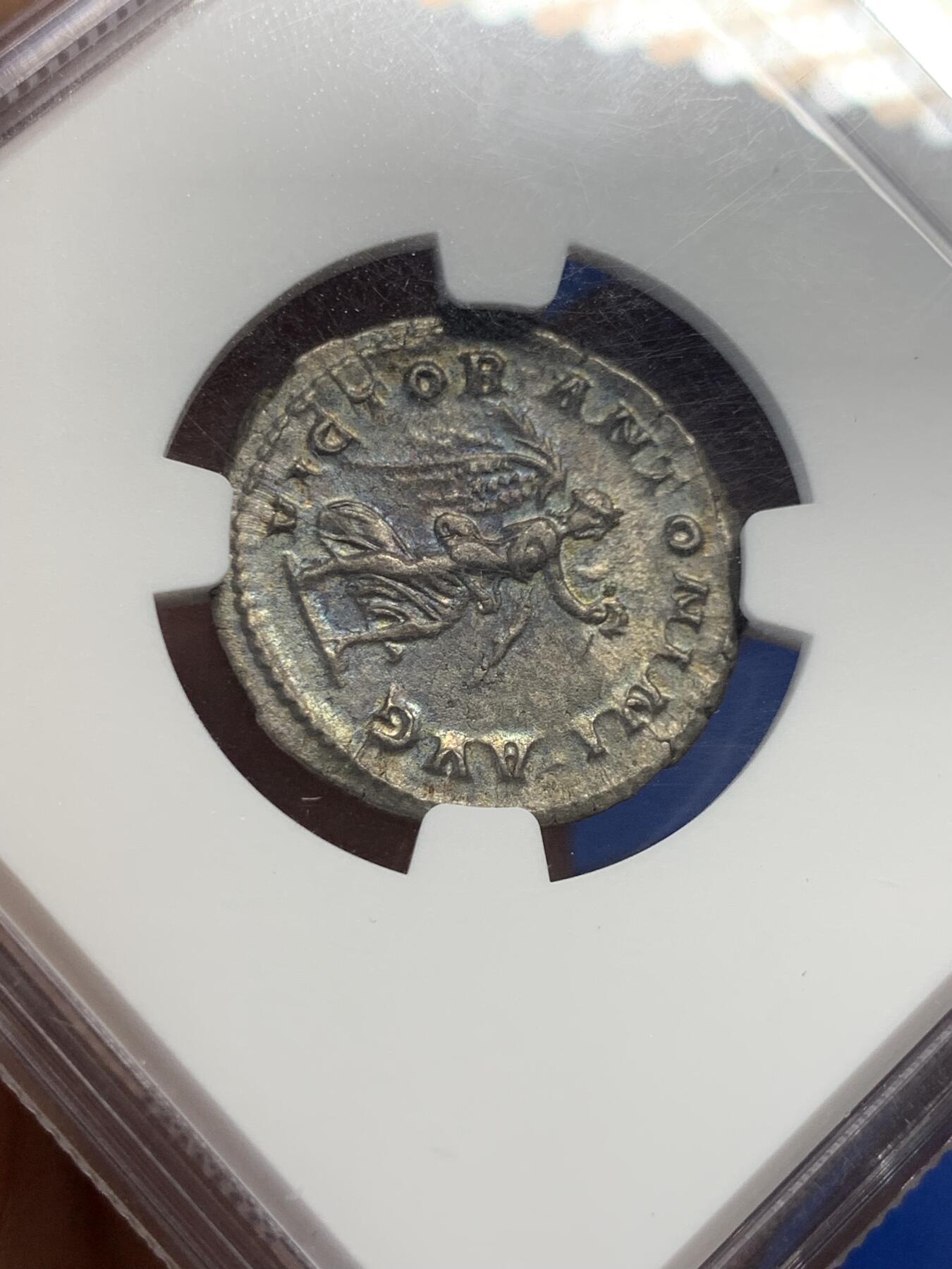 《竞宝斋》第405场 周日，周一，2场连拍 （全场包邮） NGC CHXF 5/4 古罗马帝国塞维鲁王朝，埃拉伽巴路斯银币，1安东尼安（相当于2狄纳里），公元218-222年，重5.21克，这个重量还是比较少见的，背面女神还发着蓝色的包浆光彩，实物漂亮。