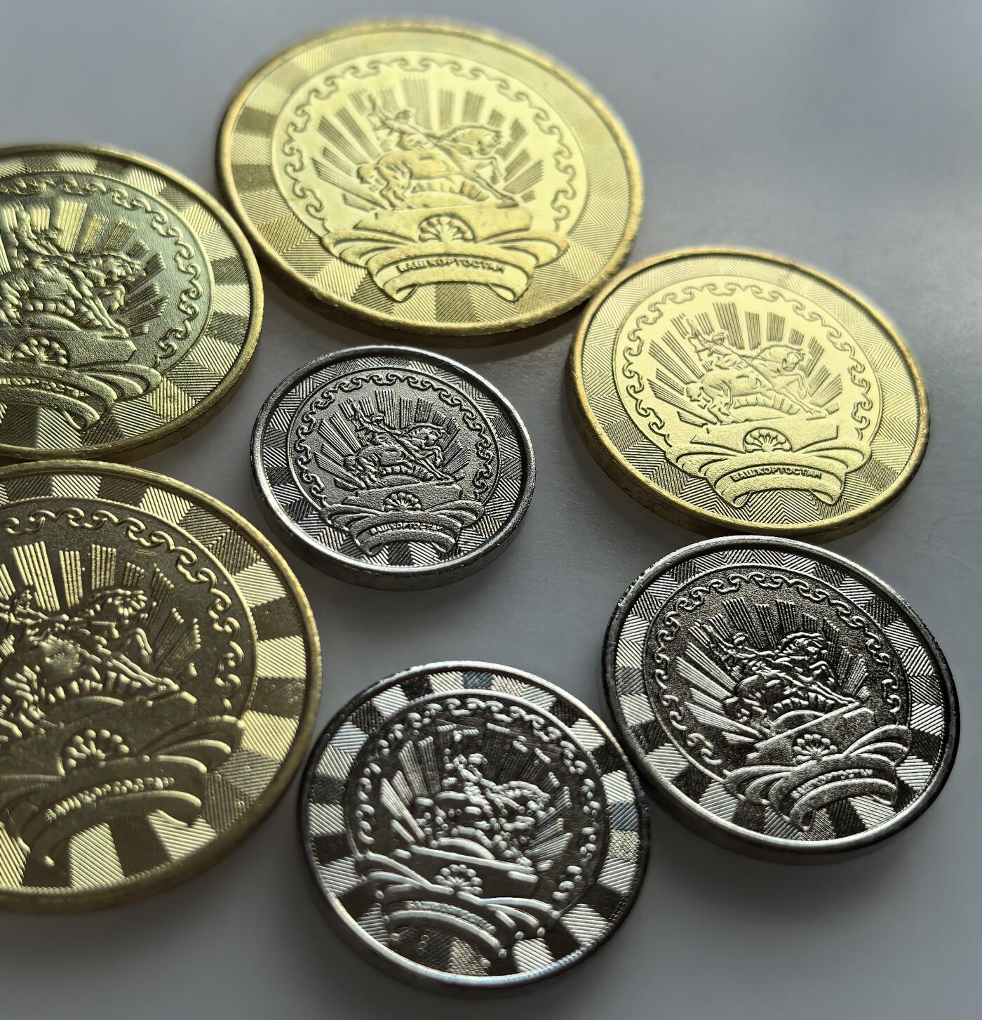 外国优质老铜币纪念章银币，周六晚上九点倒数截拍，满百包邮，可寄存半年，喜欢朋友微信扫描二维码可直接参拍 俄罗斯巴什科尔托斯坦共和国动物纪念套币