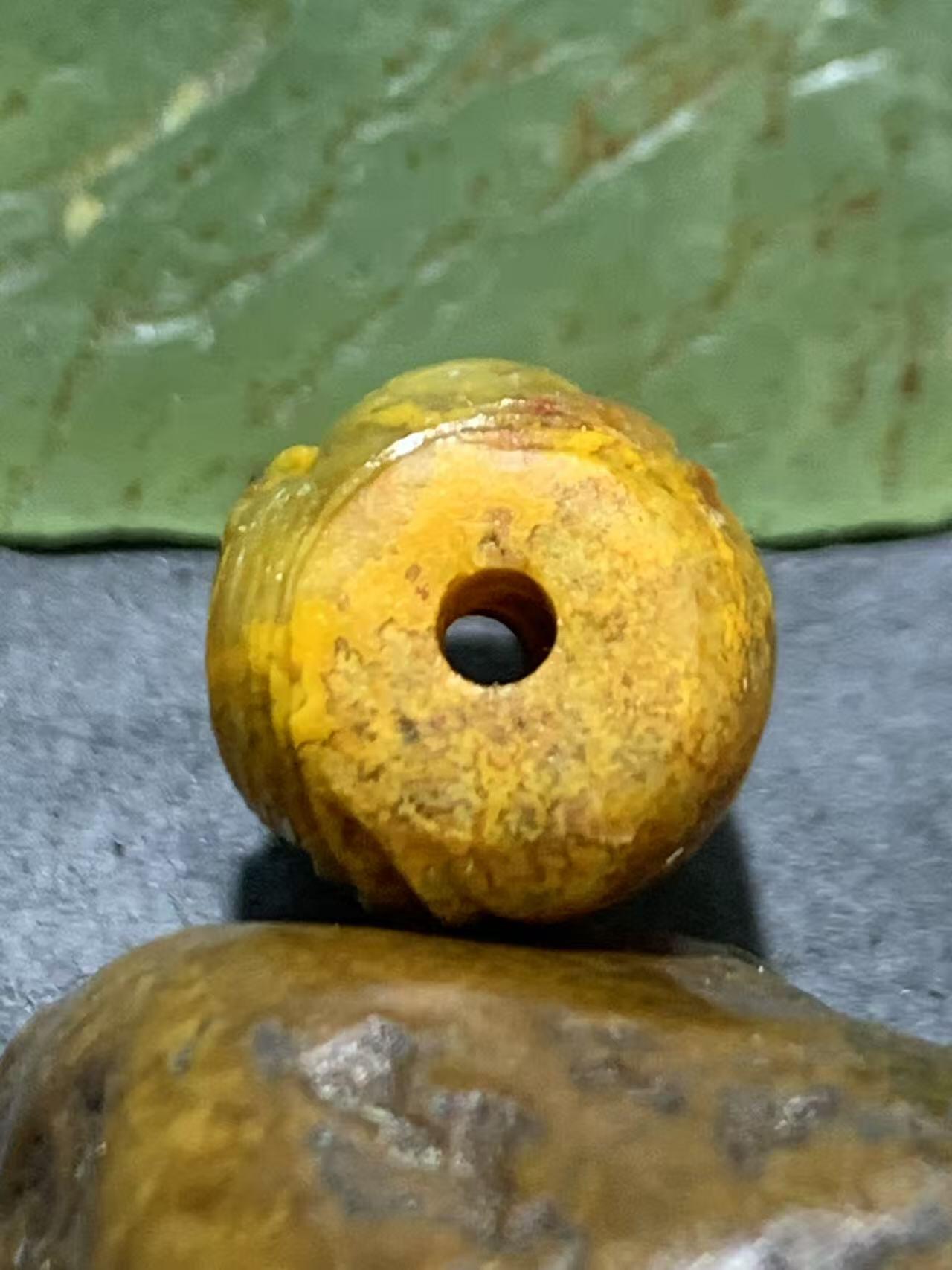 精美亚光草花纹战国红玛瑙手工俏色巧雕天鹅桶珠一颗！