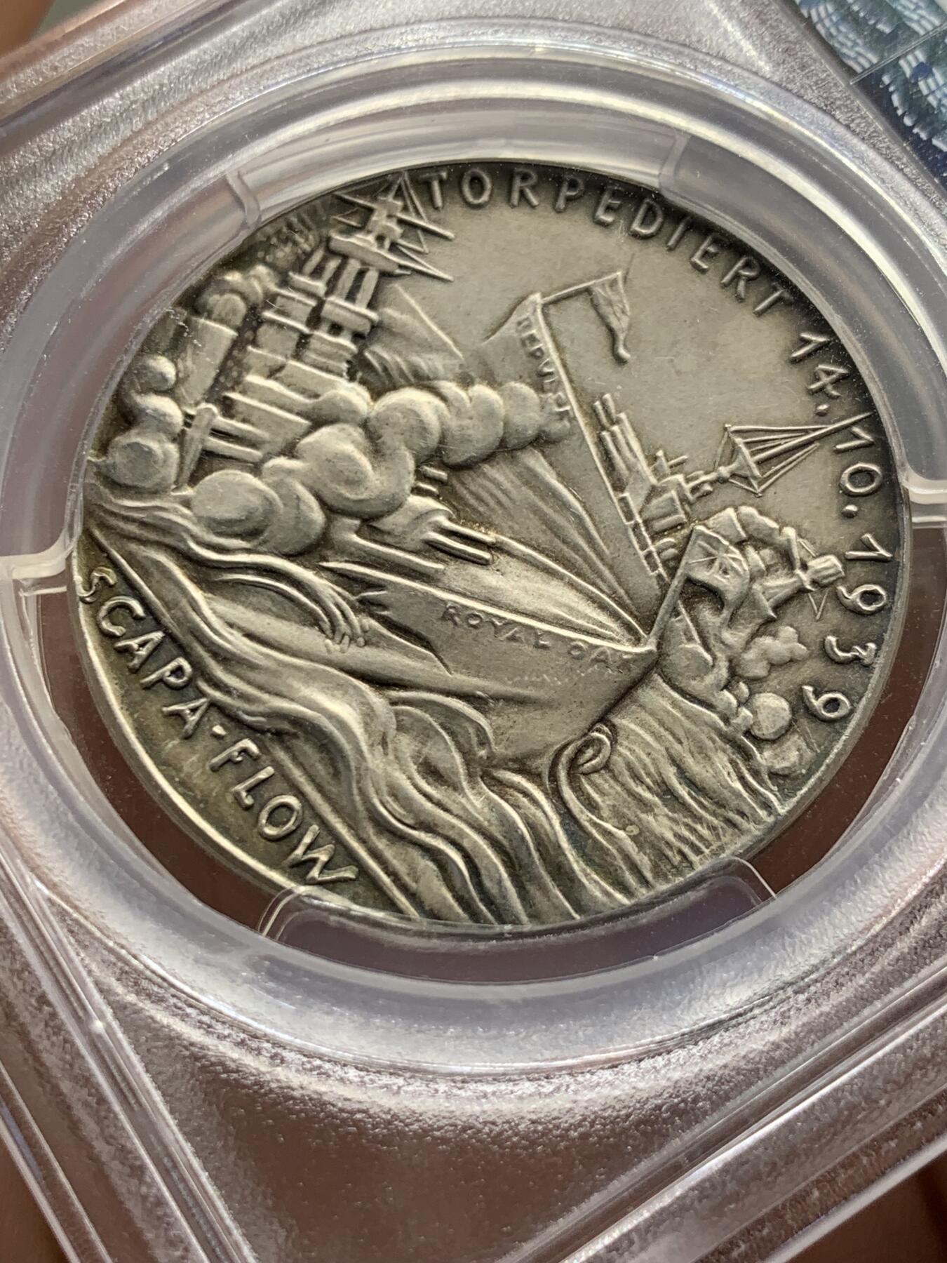《竞宝斋》第405场 周日，周一，2场连拍 （全场包邮） 冠军分 PCGS SP63 德国1939年民族社会主义工人党纪念击沉英国皇家橡树号战列舰银章 英国军舰“皇家橡树”号在斯卡帕湾被德国潜艇指挥官君特·普里恩U-47击沉 德三卡尔哥茨名品之一