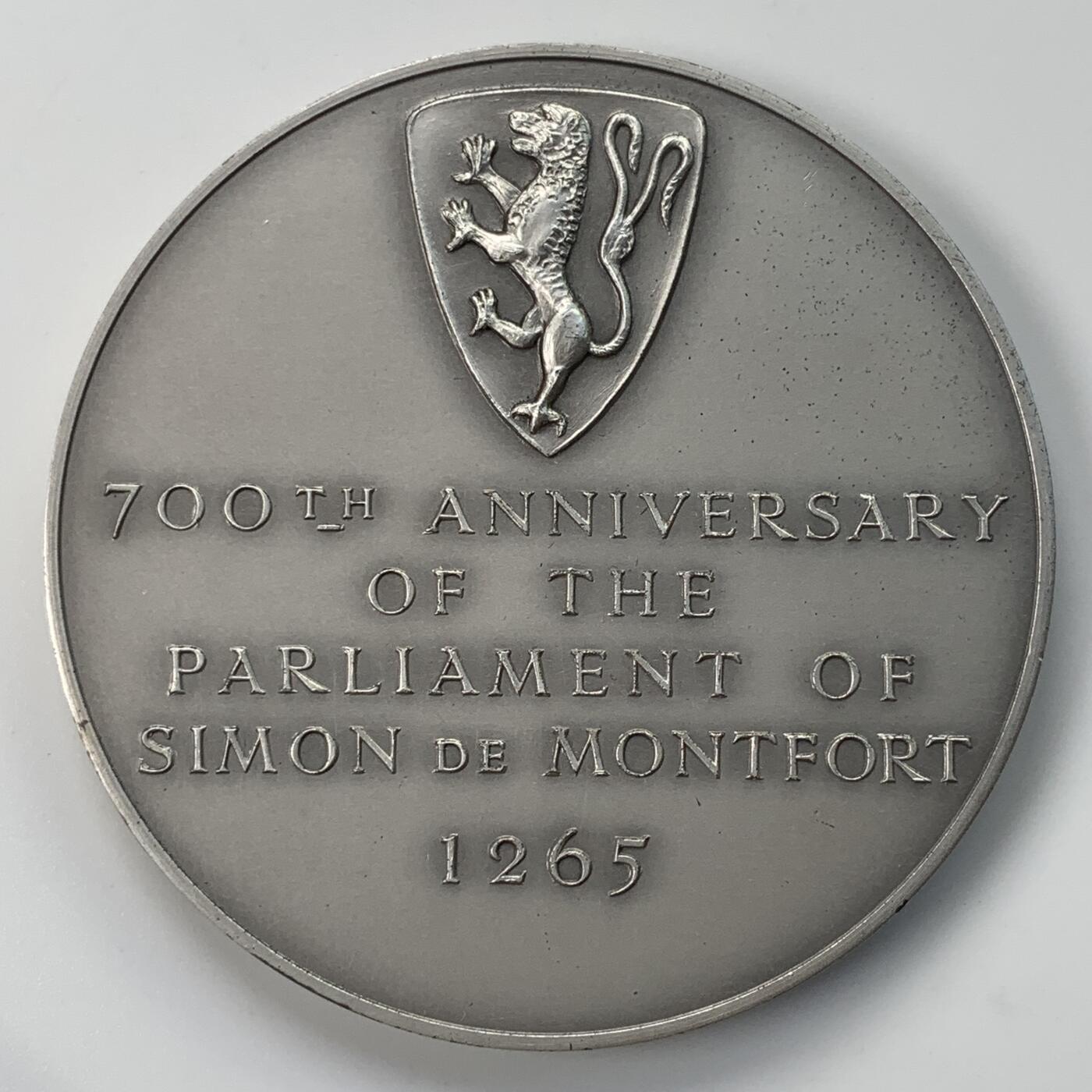 掌中浮雕-藏着的欧洲第032场 英国1965年纪念西蒙·德·蒙福特议会700周年的纪念银章，成色极佳，57mm，102g，带原盒