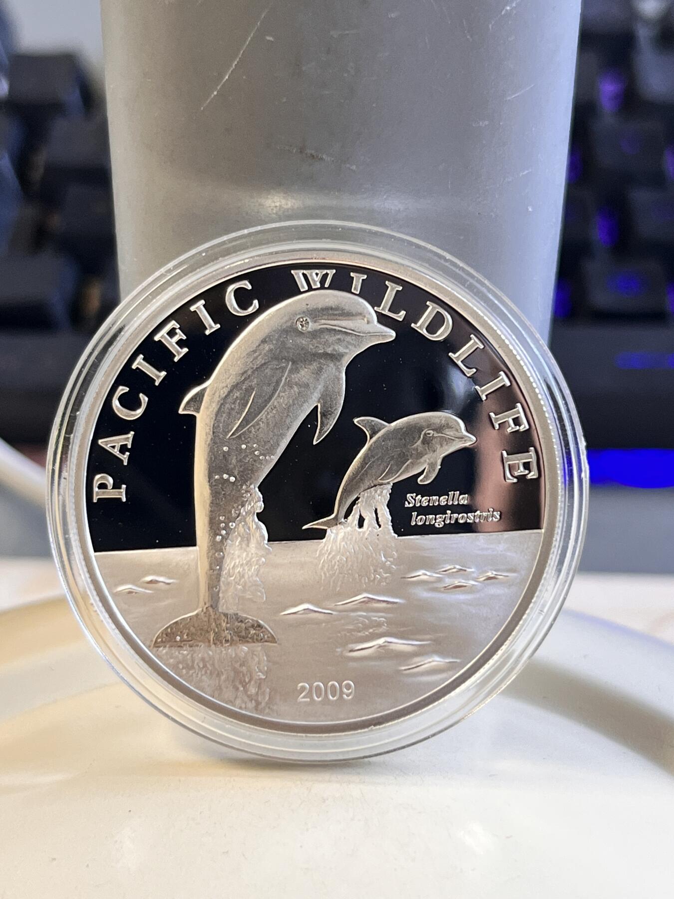 第168期拍卖【长期征集拍品】 纽埃2009年珍稀动物系列海豚镶嵌水晶精制纪念银币带证书，25克，925银，发行2500枚