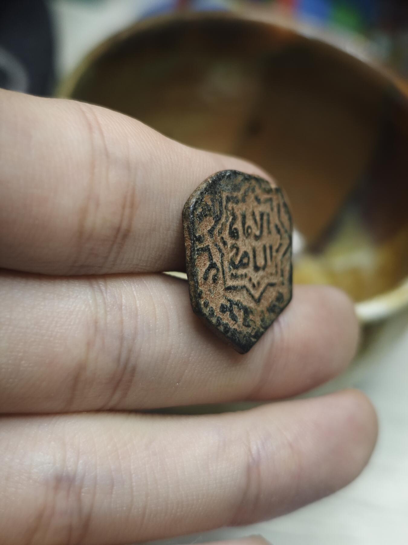 丝路的贵霜小店•暑期末期「第8期」 阿尤比王朝苏丹al-Zahir Ghazi法尔斯铜币，叙利亚阿勒颇铸造(1207-1216)