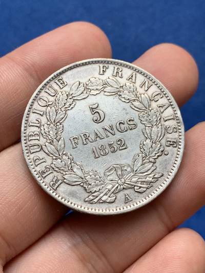 《竞宝斋》第406场 周日，周一，2场连拍 （全场包邮） 1852年路易拿破仑波拿巴5法郎大银币，拿三称帝前的总统版，目测XF-AU美品，比常见通货强多了