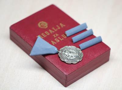 大猫徽章拍卖 第275期 南斯拉夫功勋奖章，这枚奖章1945年至1985年，仅颁发了845枚，为奖章的早期版本，正面缩写为FNRJ，代表着南斯拉夫联邦人民共和国。