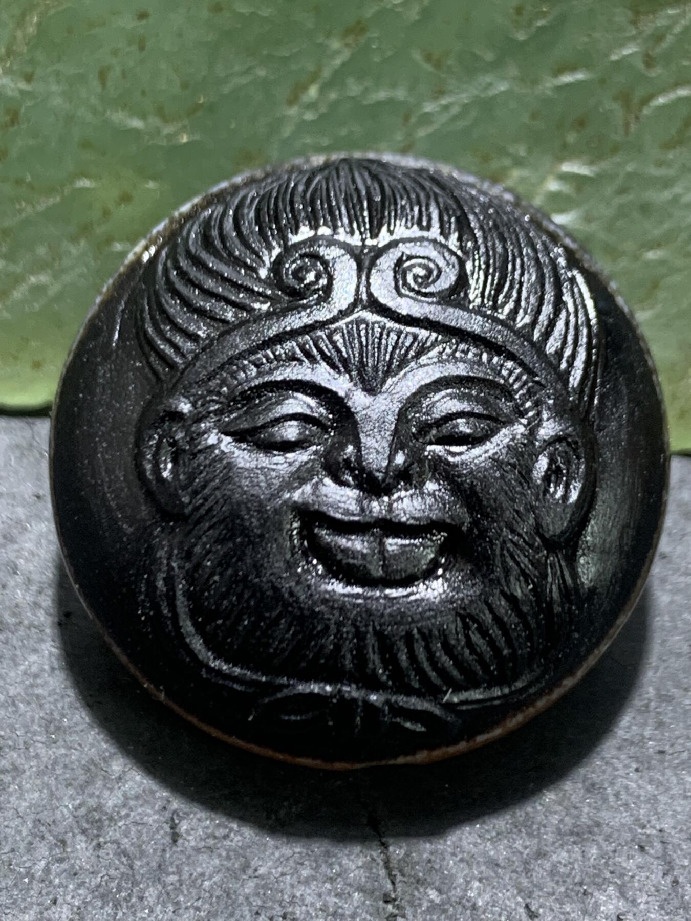 精品冻料药师玛瑙手工雕刻齐天大圣孙悟空板珠（背云）一颗。