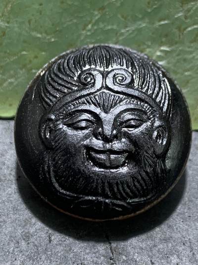 精品冻料药师玛瑙手工雕刻齐天大圣孙悟空板珠（背云）一颗。 - 精品冻料药师玛瑙手工雕刻齐天大圣孙悟空板珠（背云）一颗。