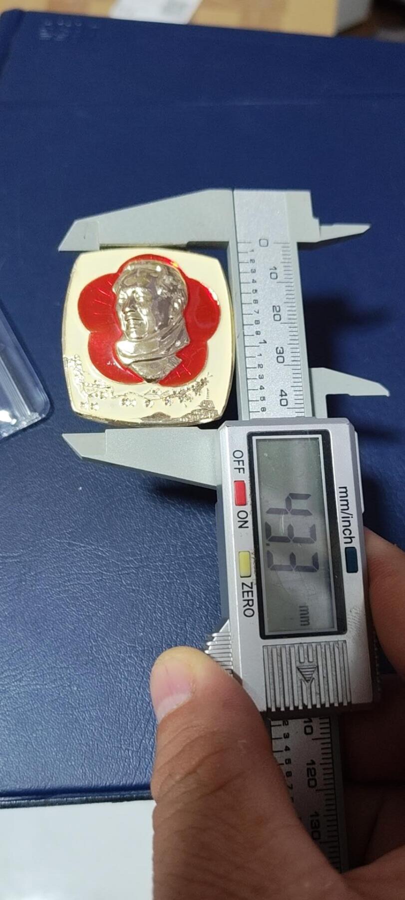 毛主席像章，梅花章和挥手章 漂亮的异形方版彩色梅花像章，品相尺寸如图，4303系列套章之一