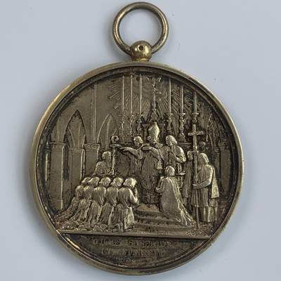 掌中浮雕-藏着的欧洲第032场 - 1877年法国宗教仪式镀金铜章， 61.5mm，为吊环特别改造的盒子