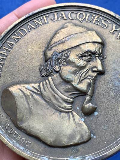 《竞宝斋》第406场 周日，周一，2场连拍 （全场包邮） 法国航海业大铜章少见巨大铜章，法国军人探险家雅克库斯托大铜章 218克，直径89mm，一只手握不过来。