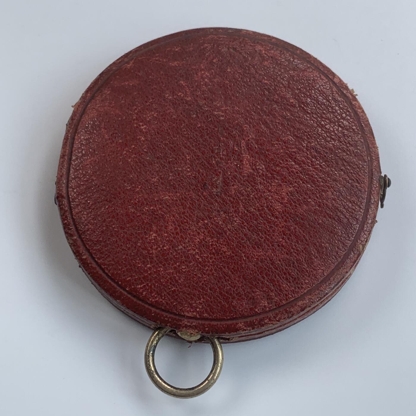 掌中浮雕-藏着的欧洲第032场 1877年法国宗教仪式镀金铜章， 61.5mm，为吊环特别改造的盒子
