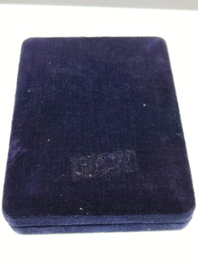 0元起拍勋章 第281期 咸鱼国勋章拍卖专场 7月30日（周三）下午6：00开始 稀少方盒。朝总联版烫金国徽盒三级国旗勋章带盒略