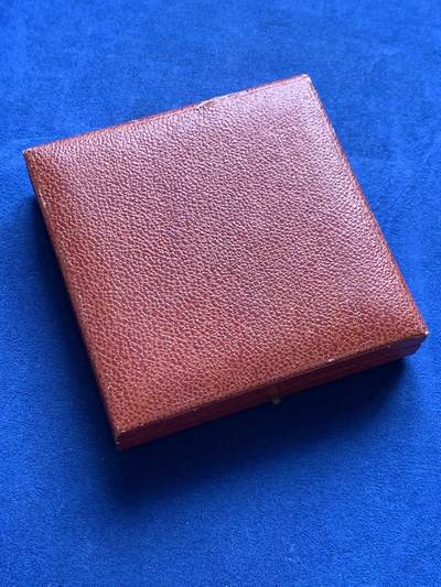 《竞宝斋》第406场 周日，周一，2场连拍 （全场包邮） 名家名作大师DAMMANN作巴黎艺术与技术博览会镀金银质大章 219.1克 76.9mm 丰饶角2银 带盒   银质罕见 值得收藏