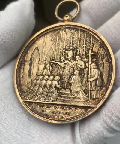 掌中浮雕-藏着的欧洲第032场 1877年法国宗教仪式镀金铜章， 61.5mm，为吊环特别改造的盒子