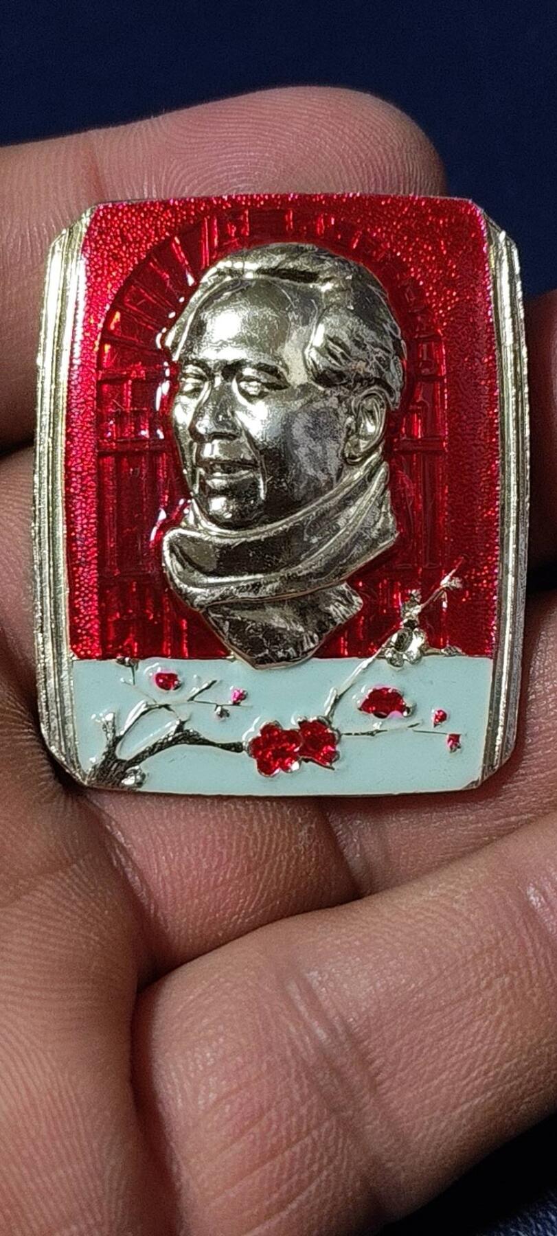 毛主席像章，梅花章和挥手章 漂亮的异形方版彩色梅花像章，品相尺寸如图