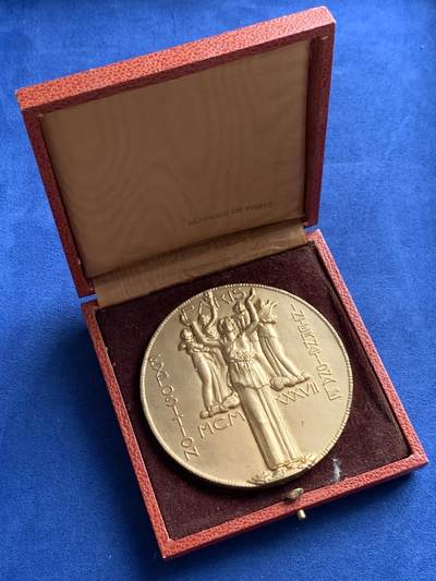 《竞宝斋》第406场 周日，周一，2场连拍 （全场包邮） 名家名作大师DAMMANN作巴黎艺术与技术博览会镀金银质大章 219.1克 76.9mm 丰饶角2银 带盒   银质罕见 值得收藏