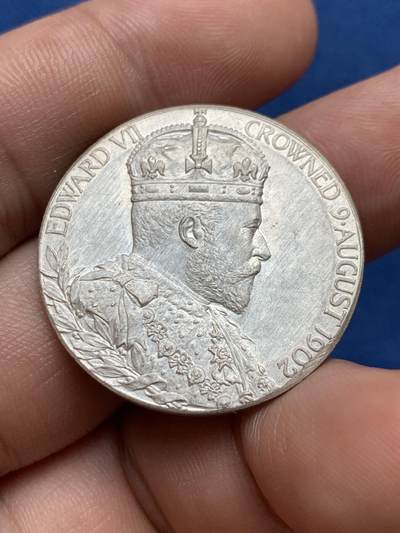 《竞宝斋》第406场 周日，周一，2场连拍 （全场包邮） 爱七加冕银章，matte磨砂工艺，纸袋包浆，品相极好，30.8mm，12.6克。