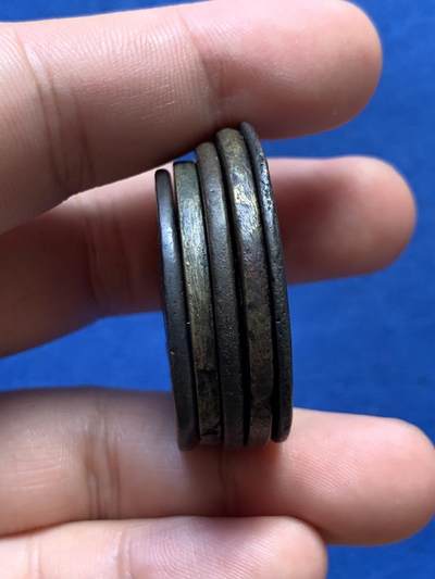 《竞宝斋》第406场 周日，周一，2场连拍 （全场包邮） 咸丰重宝当十，宝源泉苏巩云各一枚，巩的声音有点闷其它声音不错 直径33.7-37.8mm 总重约76.4克