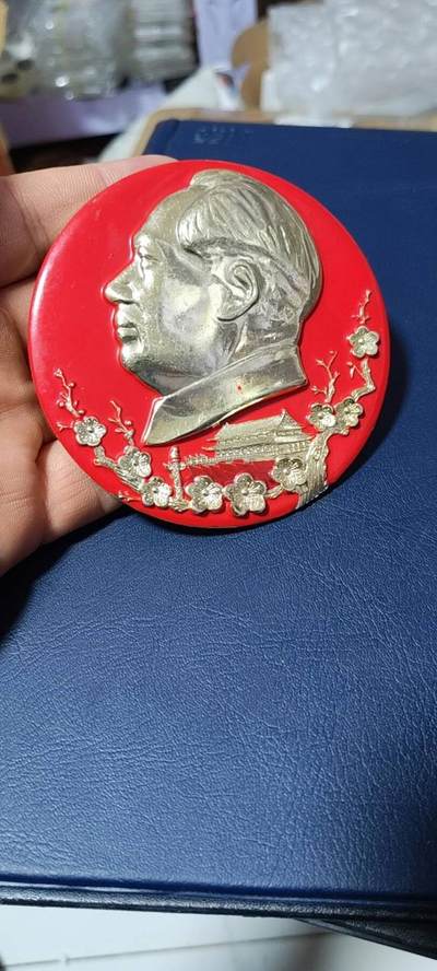 精品毛主席像章拍场，梅花章和挥手章 - 漂亮的大梅花像章，品相尺寸如图