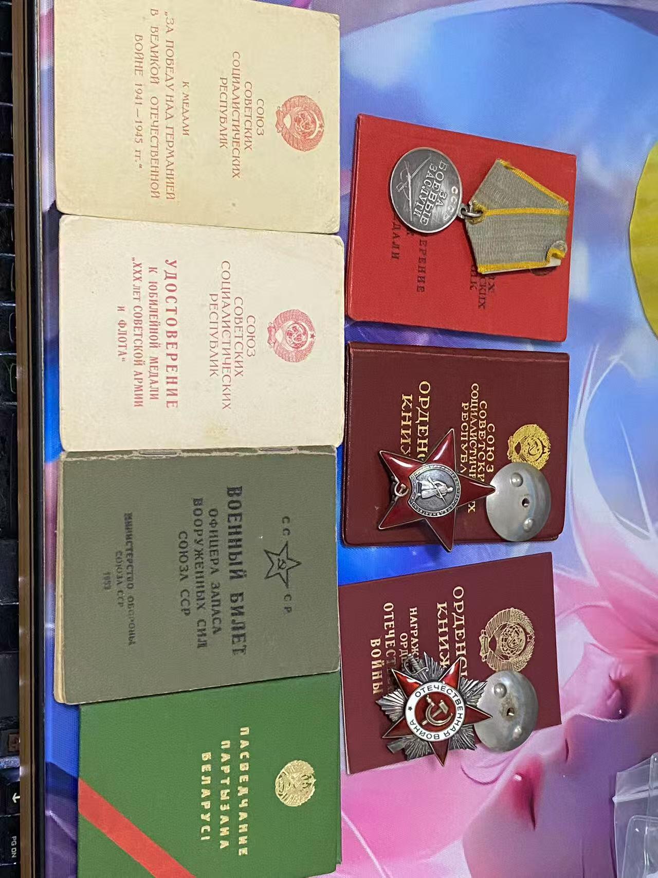 苏联勋章拍卖 8月6日结束 本次有抗美援朝苏联飞行员红旗 击落佩刀F86战机的红旗参拍 机不可失失不再来 找不到的加我qq或者微信都是184277308备注苏章拍卖。最好加微信群每次都会通知还有提前可以一口价的 最近会持续拍卖一些东西。 苏联红星战功85二级套章 坦克旅-游击队-HKVD-MGB履历超级丰富 红星勋章 3010002 好品无磕碰  带证件 内物部服役获得战功奖章 3030507 HKVD服役获得 网站可以查到名字 带证件 85二级为国 4353919 好品带证件 白俄游击队绿皮证书一本 原版照片 军人证一本 原版照片 战德，剑军30年 证书。