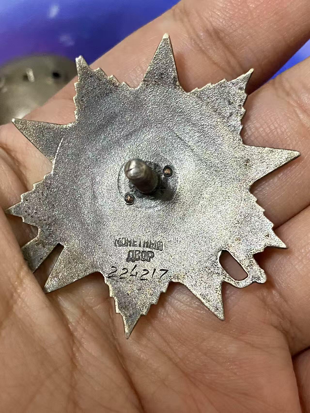 苏联勋章拍卖 8月6日结束 本次有抗美援朝苏联飞行员红旗 击落佩刀F86战机的红旗参拍 机不可失失不再来 找不到的加我qq或者微信都是184277308备注苏章拍卖。最好加微信群每次都会通知还有提前可以一口价的 最近会持续拍卖一些东西。 苏联二级为国勋章 224217 自行火炮团政委带领两个连击毁虎式坦克2辆 其他坦克若干 极品品相 佩戴痕迹都几乎看不到  版本也非常好  Комиссаров Борис Петрович 1821自行火炮团政治副指挥员 少校 在特列波夫卡村的战斗中，他率领的1连和4连在他的指挥下消灭了2辆虎式坦克、。申请一级为国 实发二级。