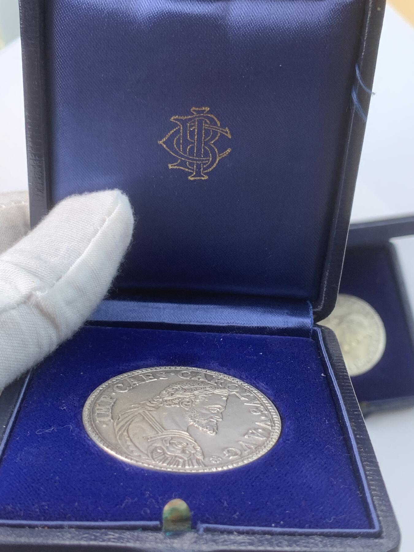 掌中浮雕-藏着的欧洲第032场 法兰西查理五世后铸银章一套两枚都有原盒，两枚均为；40mm，31g