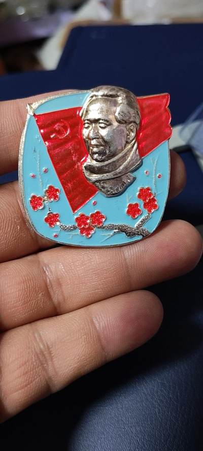 精品毛主席像章拍场，梅花章和挥手章 - 漂亮的异形方版彩色梅花像章，品相尺寸如图
